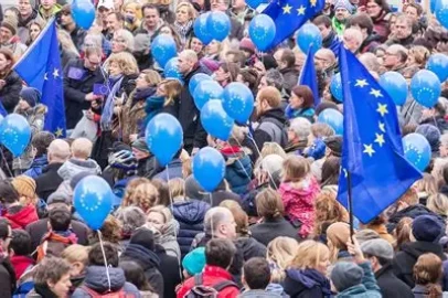 foule de manifestants avec des drapeaux européens