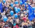 foule de manifestants avec des drapeaux européens