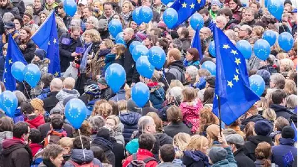 foule de manifestants avec des drapeaux européens