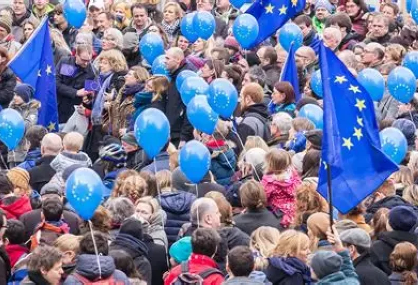foule de manifestants avec des drapeaux européens