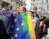 drapeau arc-en-ciel de l'ue à la manif