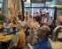 Groupe de personnes dans un bar telephone à la main