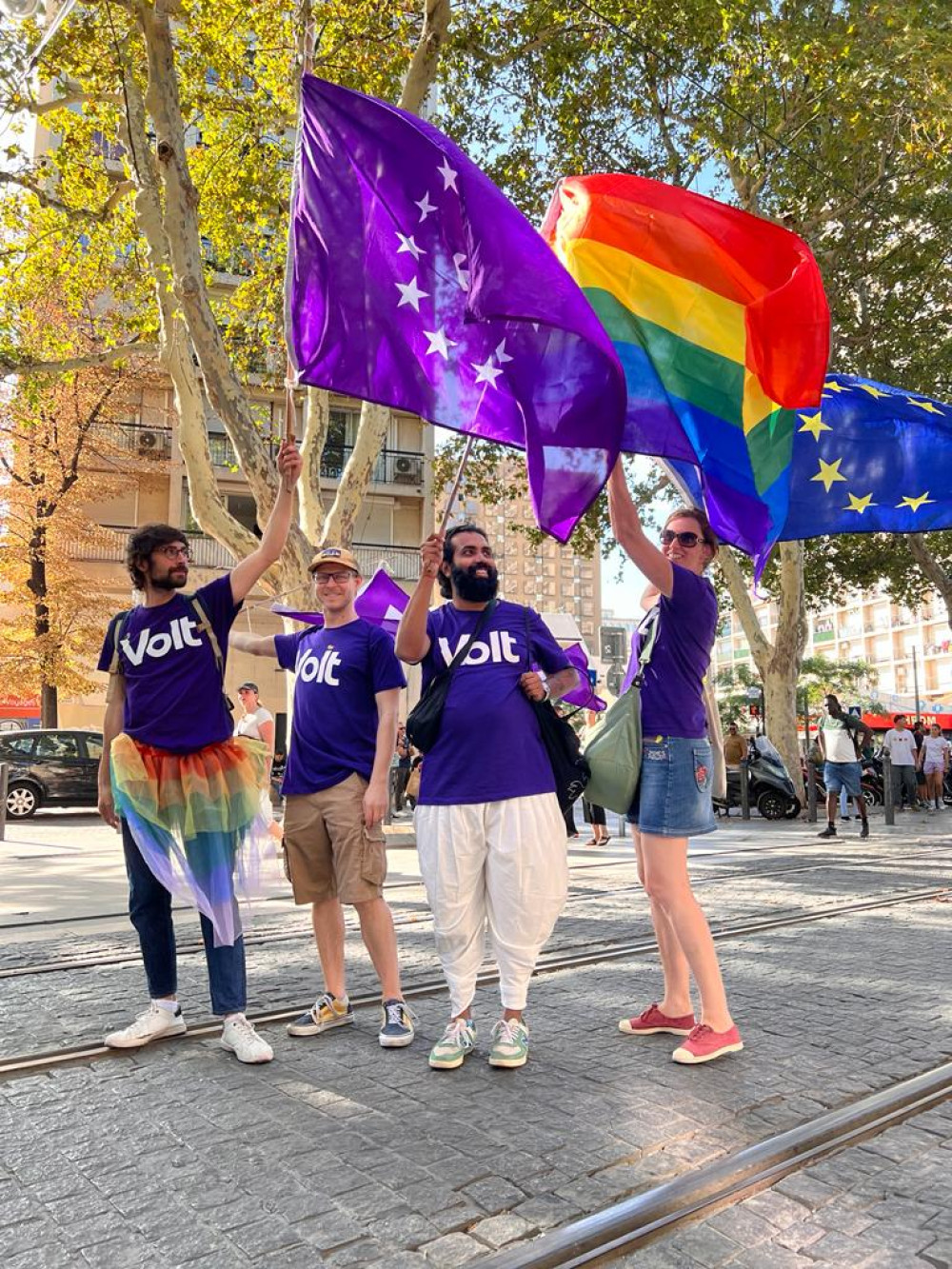 4 militants volt avec drapeaux volt, europe et pride