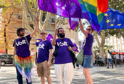 4 militants volt avec drapeaux volt, europe et pride
