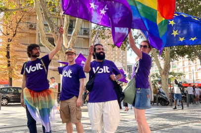 4 militants volt avec drapeaux volt, europe et pride