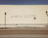 Un mur avec un graffiti disant « personne n'est illégal ».
