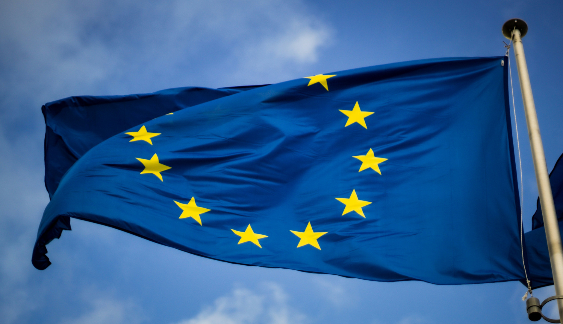 eu flag by Christian Lue on Unsplash