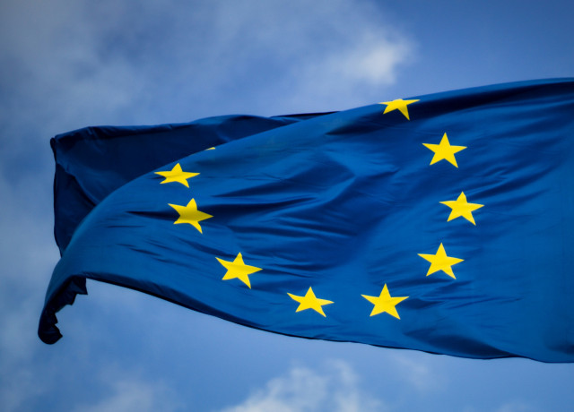 eu flag by Christian Lue on Unsplash