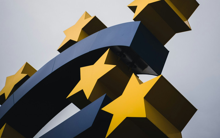 Étoiles sur une statue représentant le symbole de l'euro