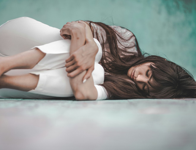 Une femme couchée par terre