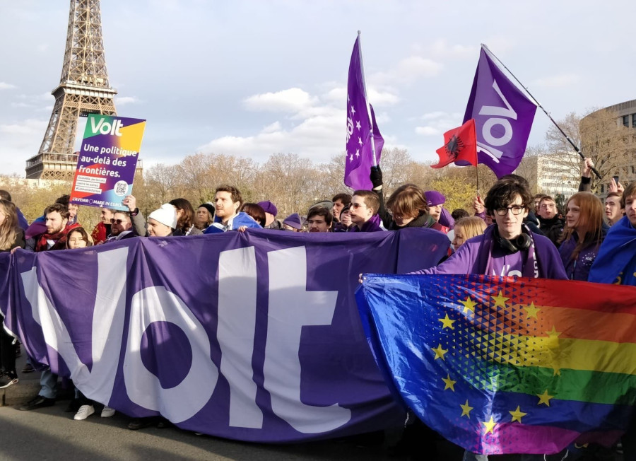volters marching in paris