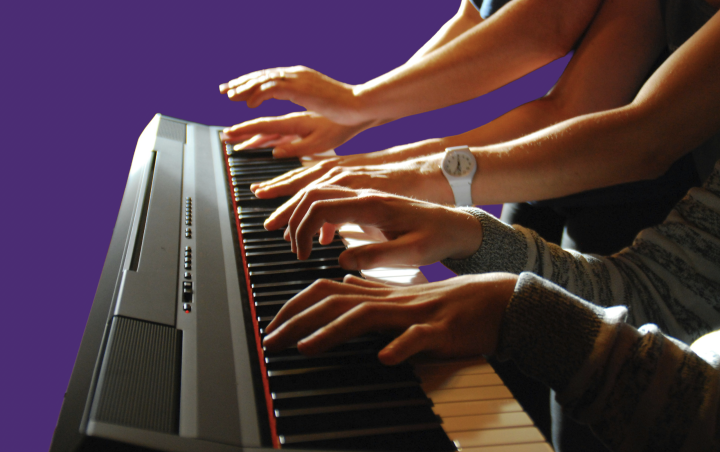 Six mains sur un clavier