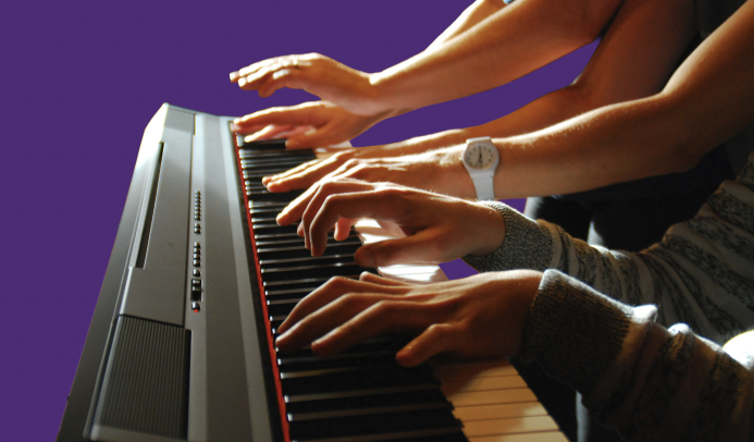 Six mains sur un clavier