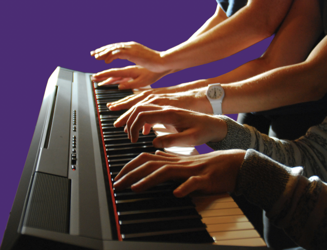 Six mains sur un clavier