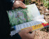 Un promeneur lisant une carte