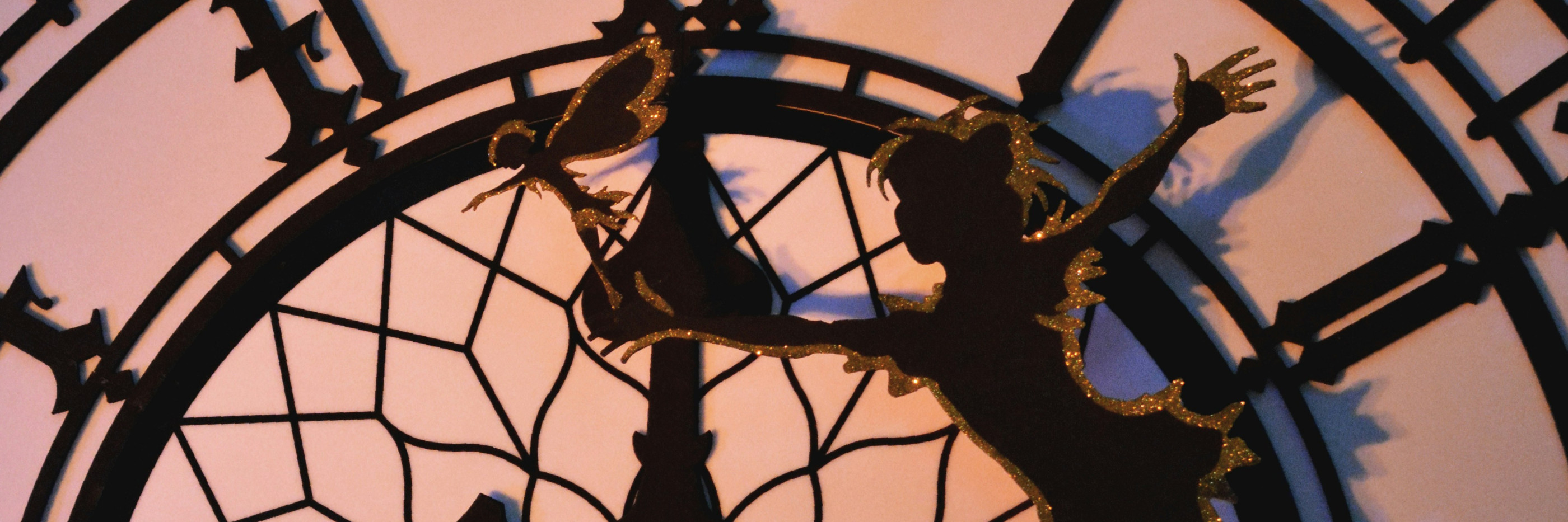 peter pan survolant un cadran d'horloge