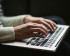 Mains tapant sur un ordinateur portable