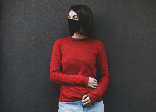 femme portant un masque noir