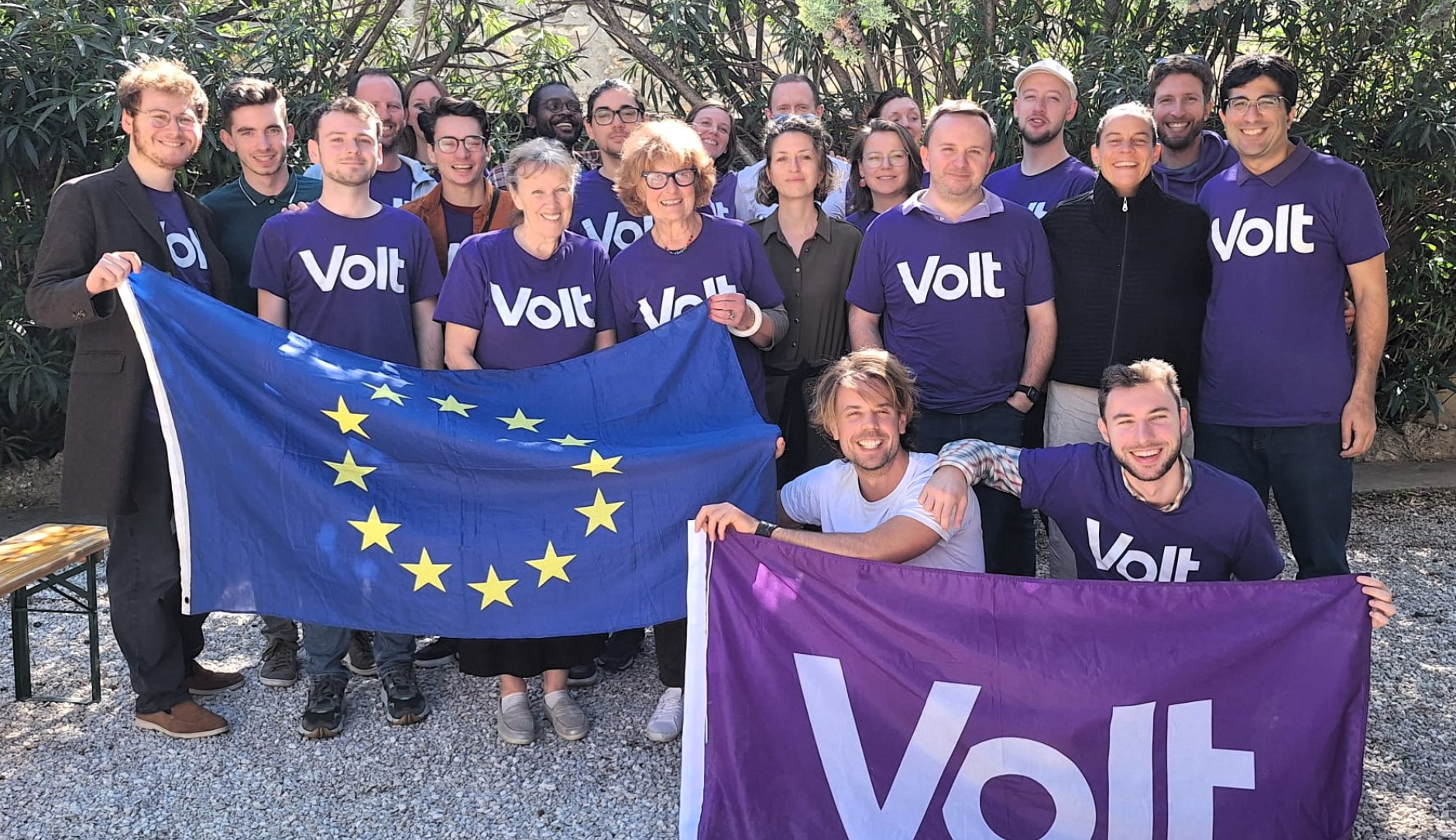 Photographie des membres de Volt France réunis en AG à Marseille.