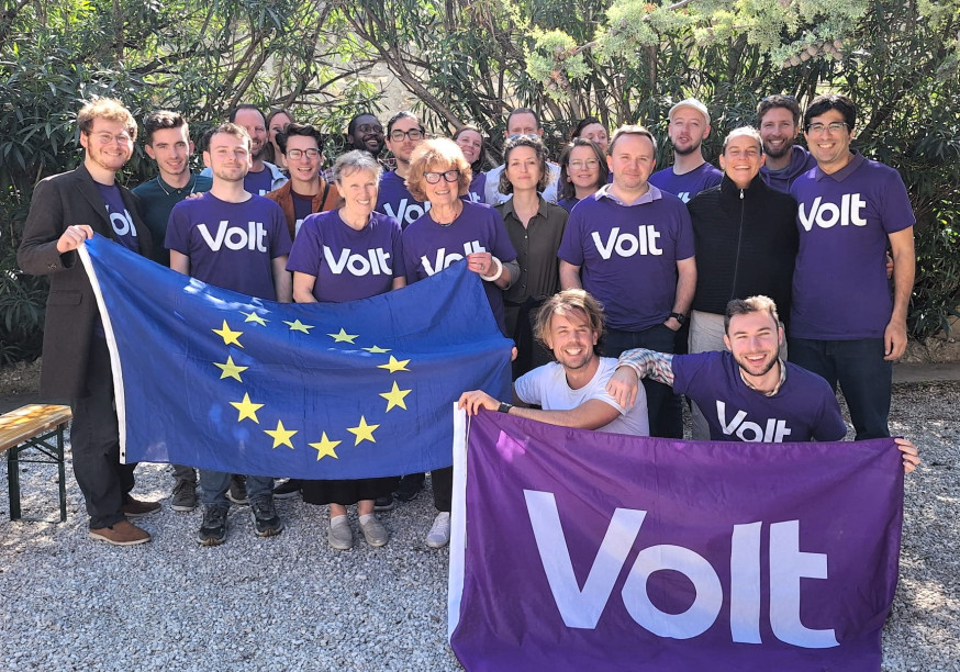 Photographie des membres de Volt France réunis en AG à Marseille.