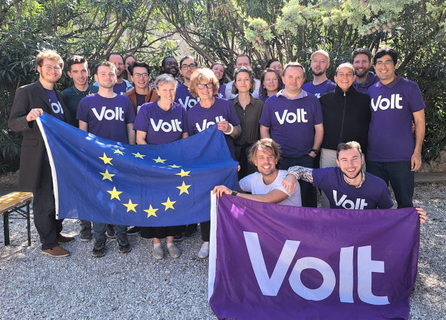 Photographie des membres de Volt France réunis en AG à Marseille.