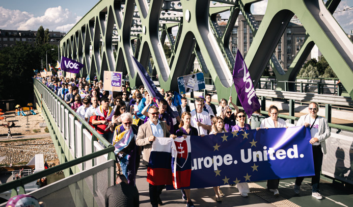 Des manifestants de Volt traversant un pont à Bratislava