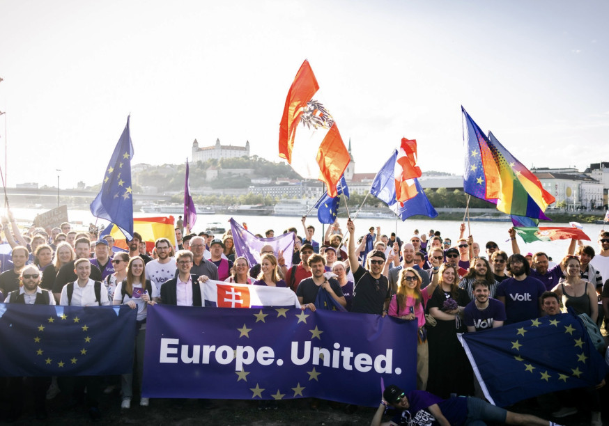 Volteurs portant des drapeaux européens sur le Danube