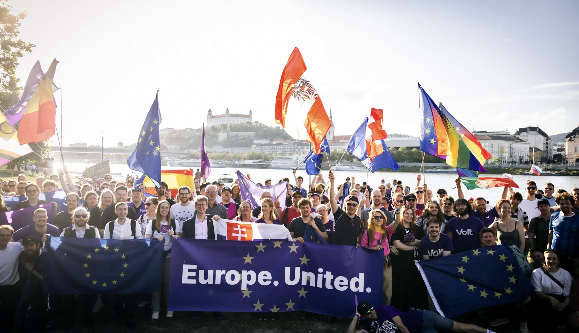 Volteurs portant des drapeaux européens sur le Danube