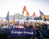 Volteurs portant des drapeaux européens sur le Danube