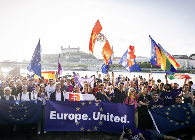 Volteurs portant des drapeaux européens sur le Danube