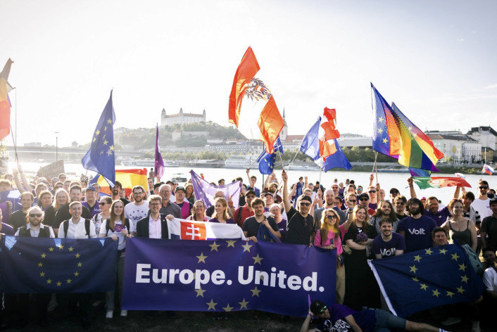 Volteurs portant des drapeaux européens sur le Danube