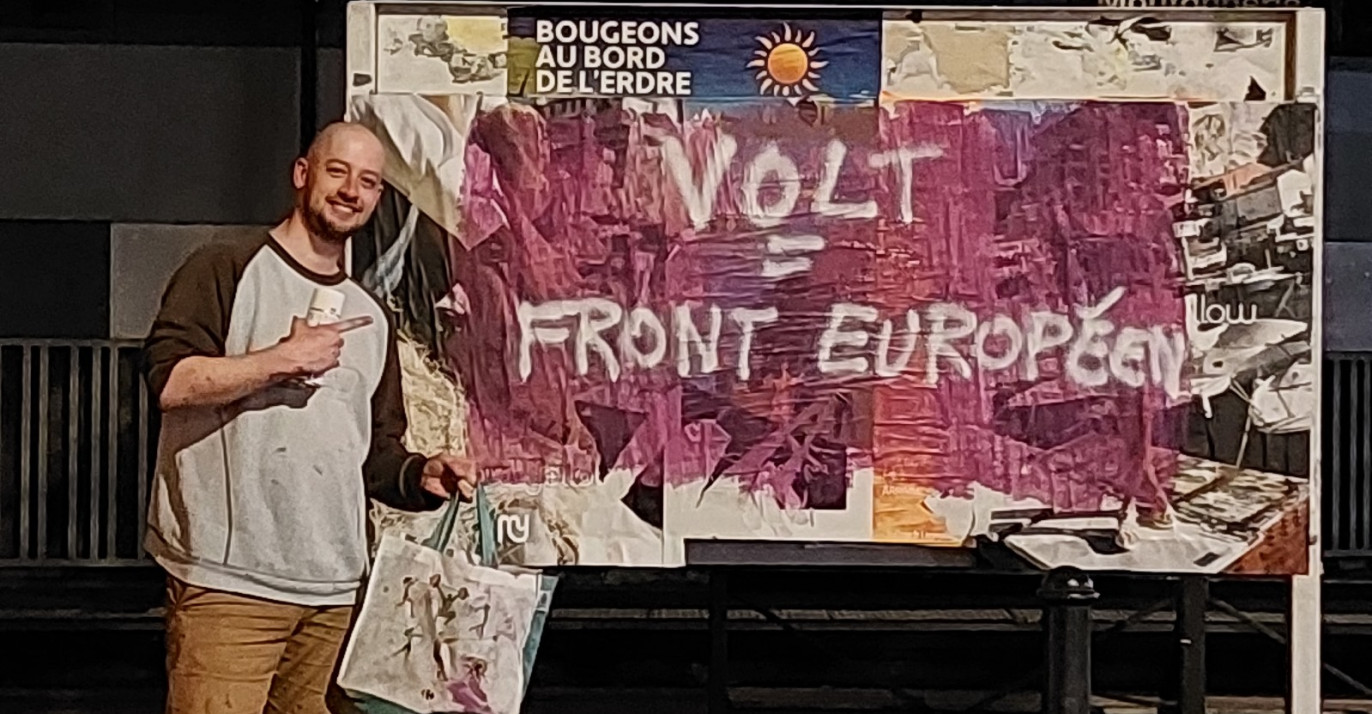 Portrait d'Adrien Copros avec des affiches