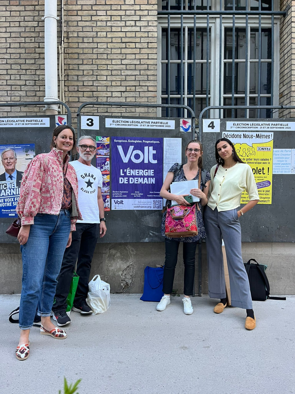 julia, alexandre anne elise devant un panneau d'affichage volt