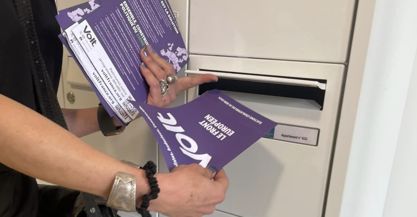 Un prospectus déposé dans une boîte aux lettres