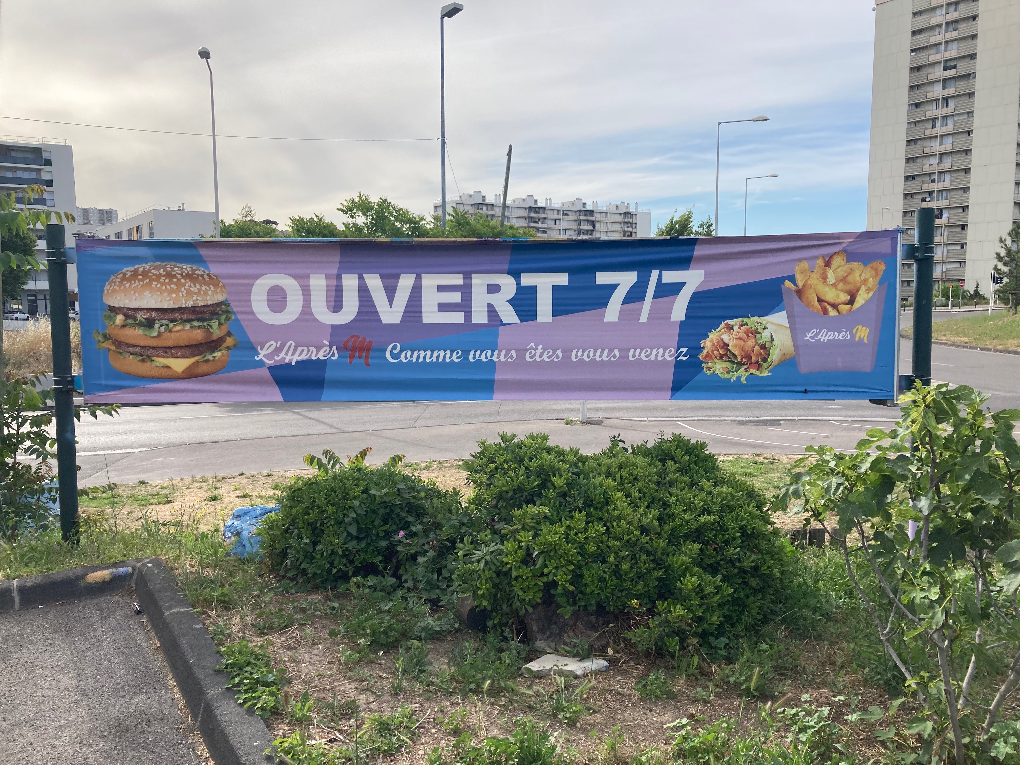 une banderole ouvert 7/7