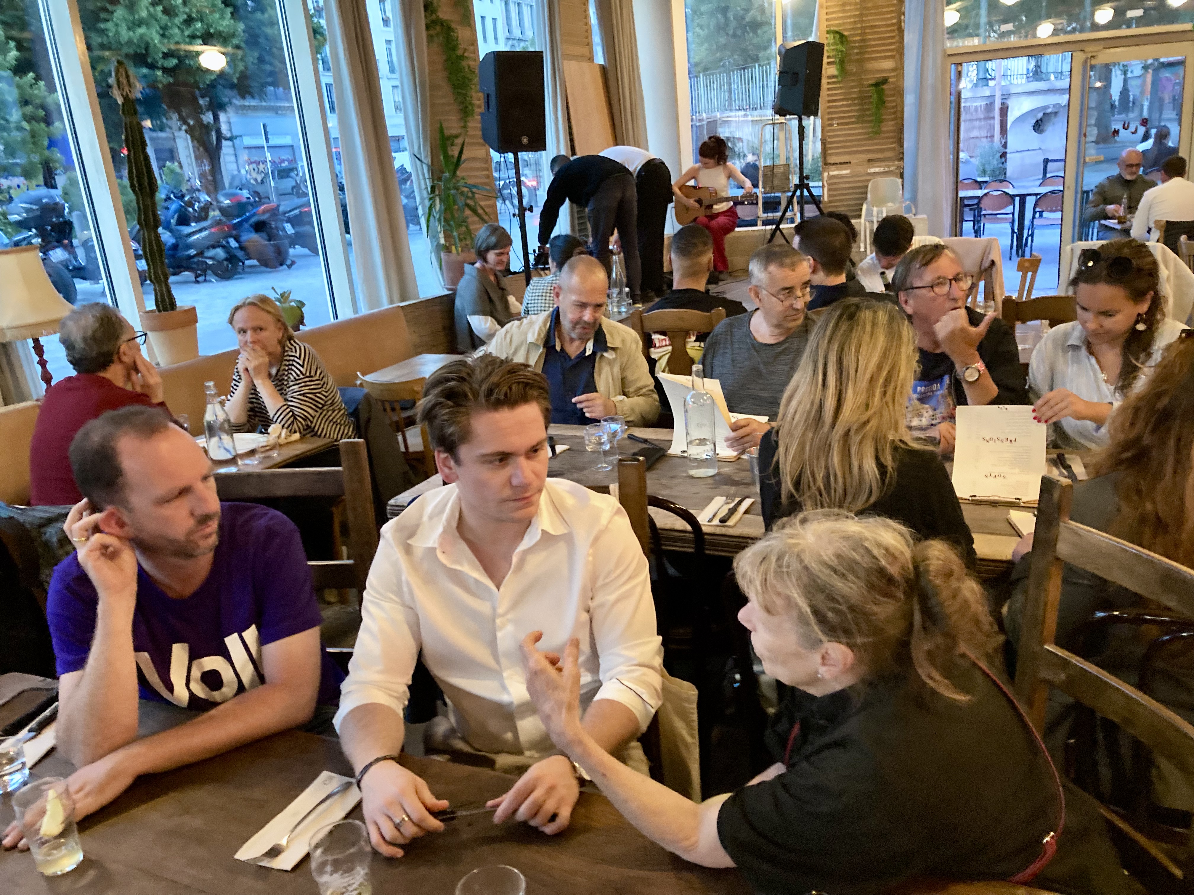 des clients assis dans une brasserie