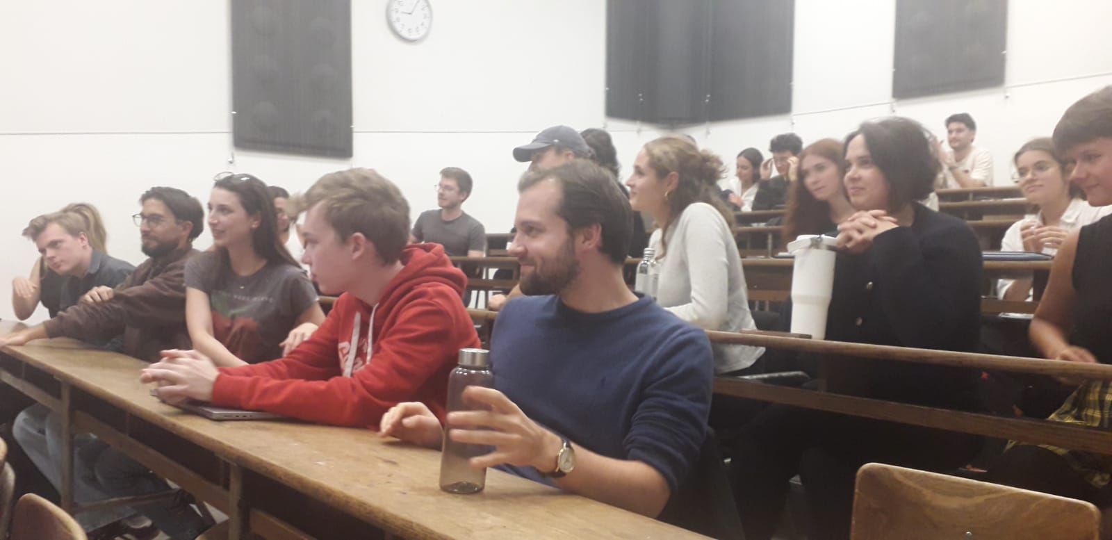 étudiants attentifs et souriants
