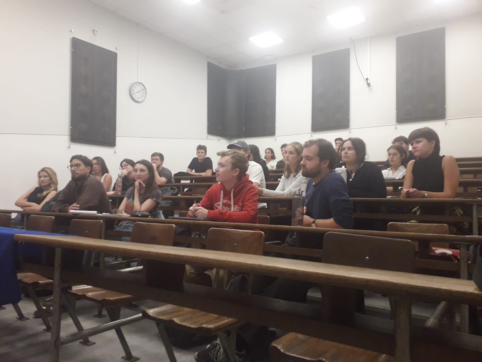 20 étudiants sciences po attentifs