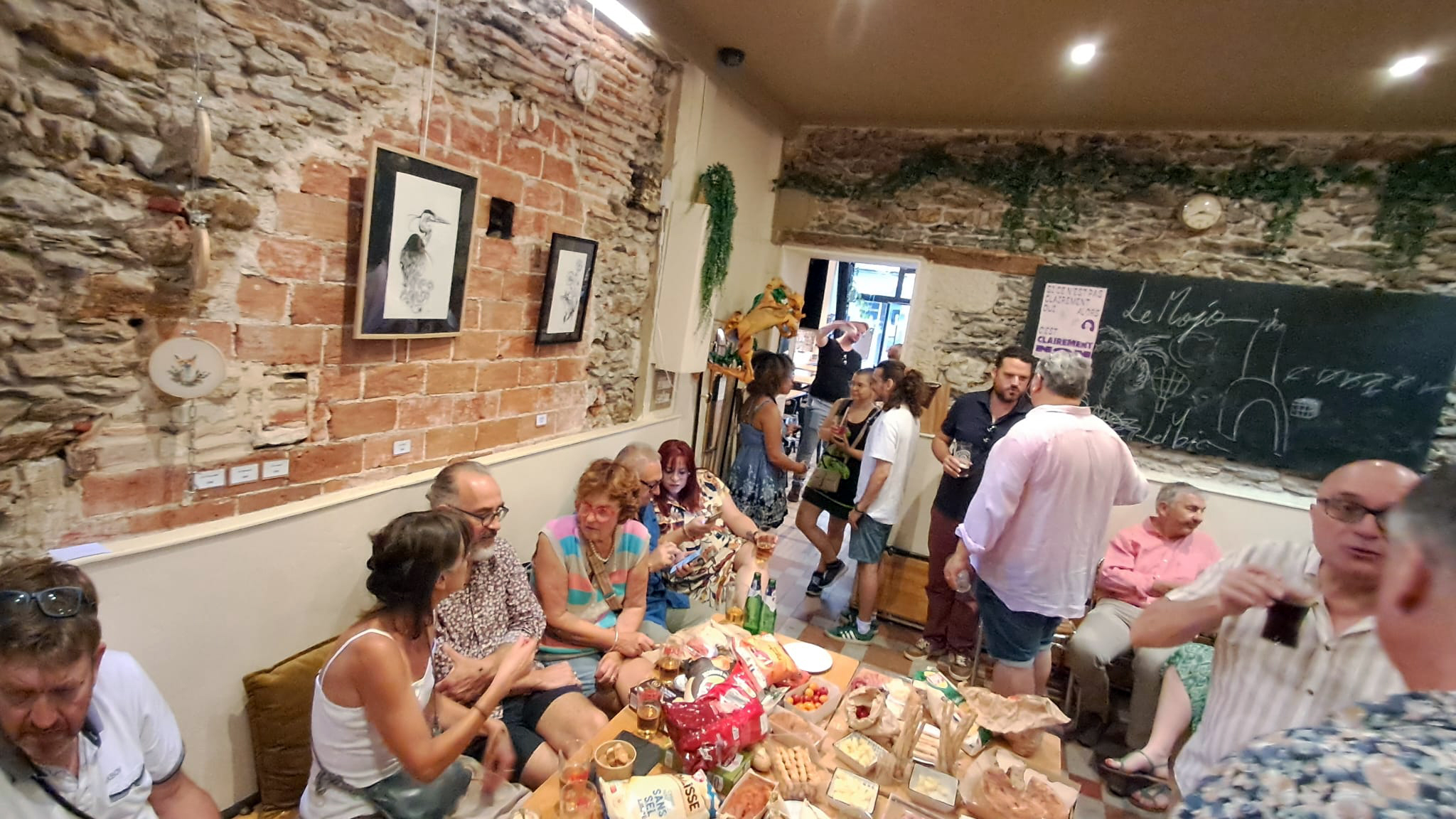 consommateurs assis dans un bar discutant